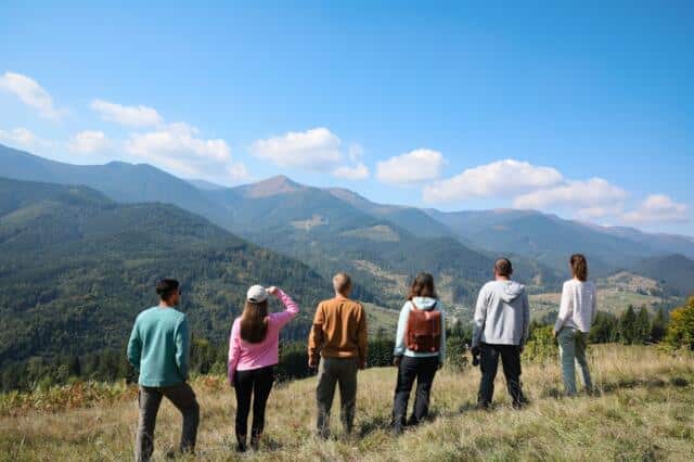 Grupo de personas contemplando un valle de montaña