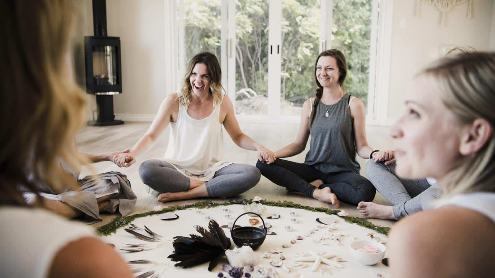 Círculo de mujeres practicando mindfulness sentadas en el suelo de una sala luminosa
