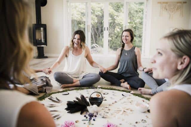 Círculo de mujeres practicando mindfulness sentadas en el suelo de una sala luminosa